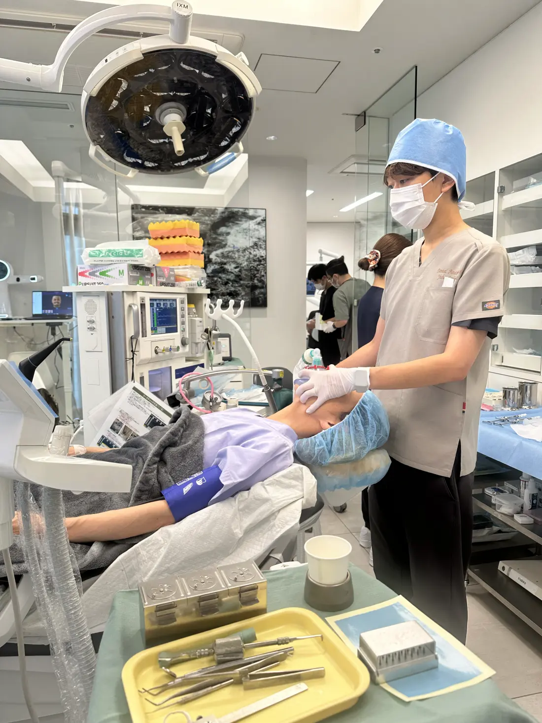 モニターで全身状態を管理する麻酔担当医