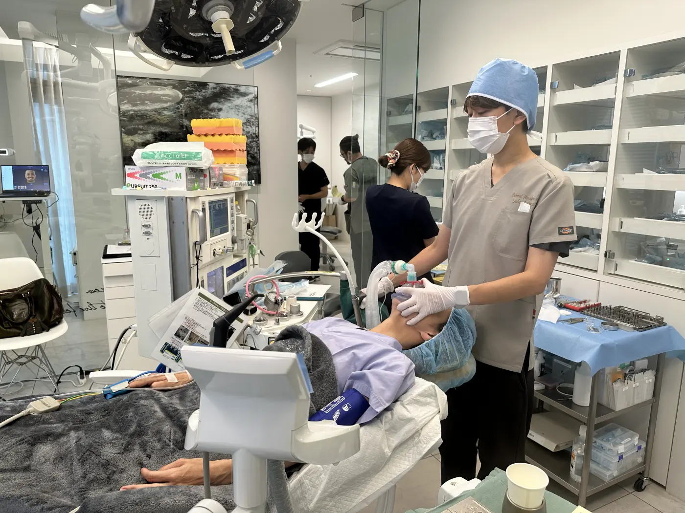 全身麻酔の準備を行う手術室