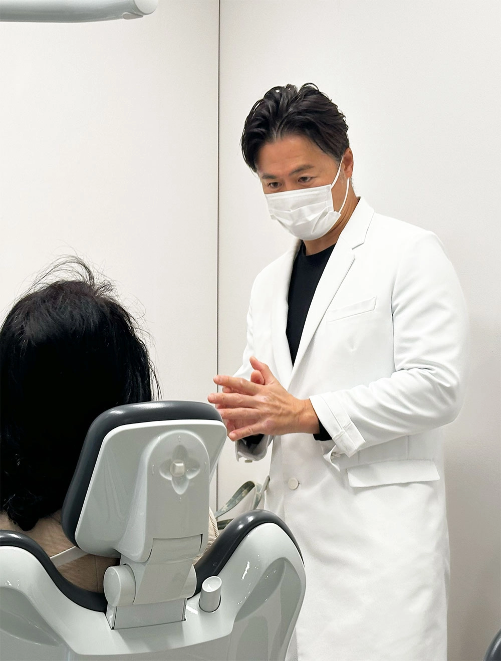 インプラント治療を行う歯科医師