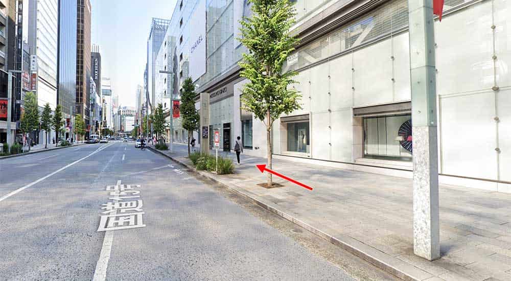 銀座駅A13出口から地上に出て、右手に松屋銀座を見ながら直進する