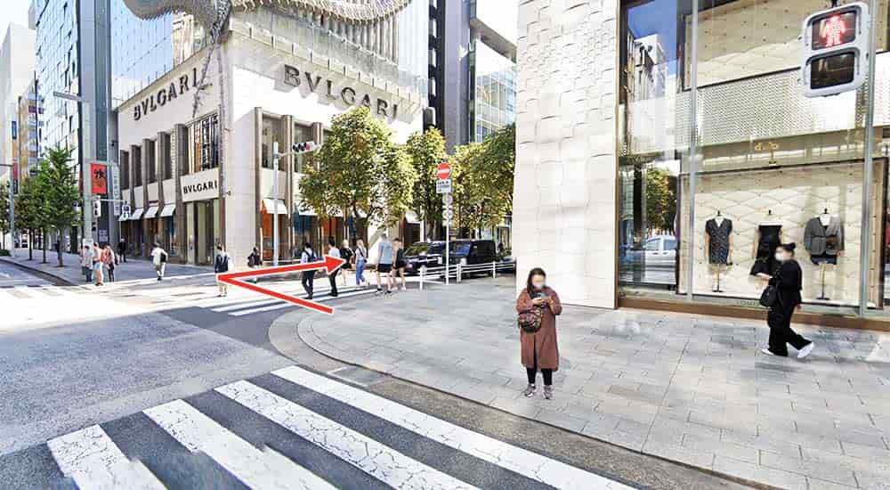 松屋銀座とブルガリが角にある交差点で、ブルガリ側に信号を渡り右へ曲がる