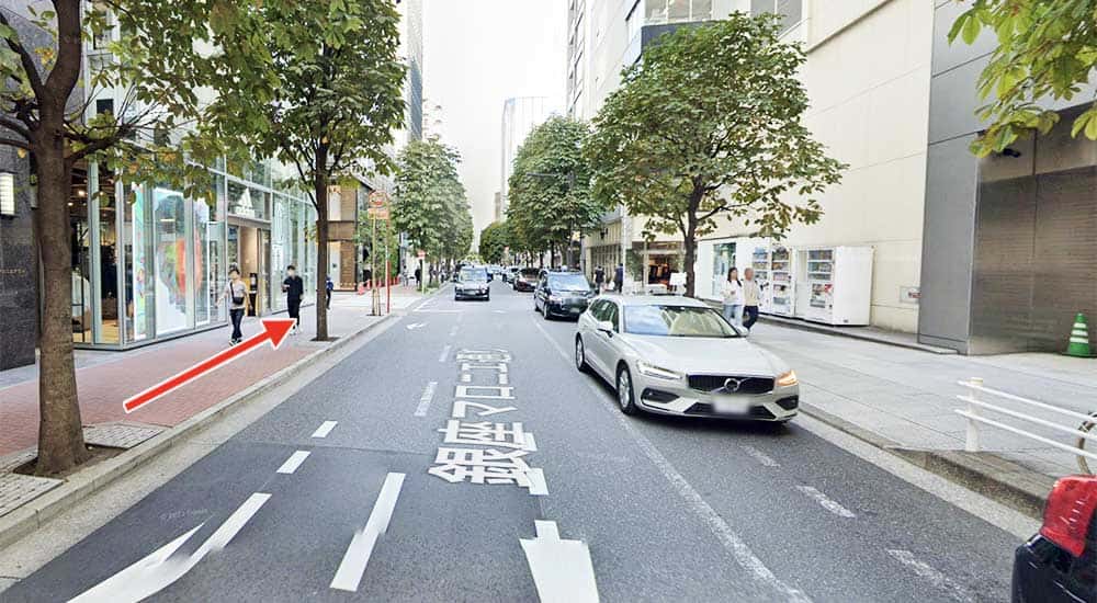 そのまま道沿いを直進する