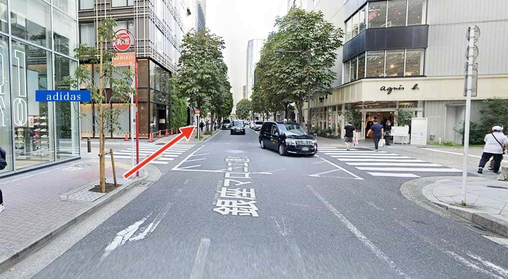左手のアディダスのショップを過ぎて直進する