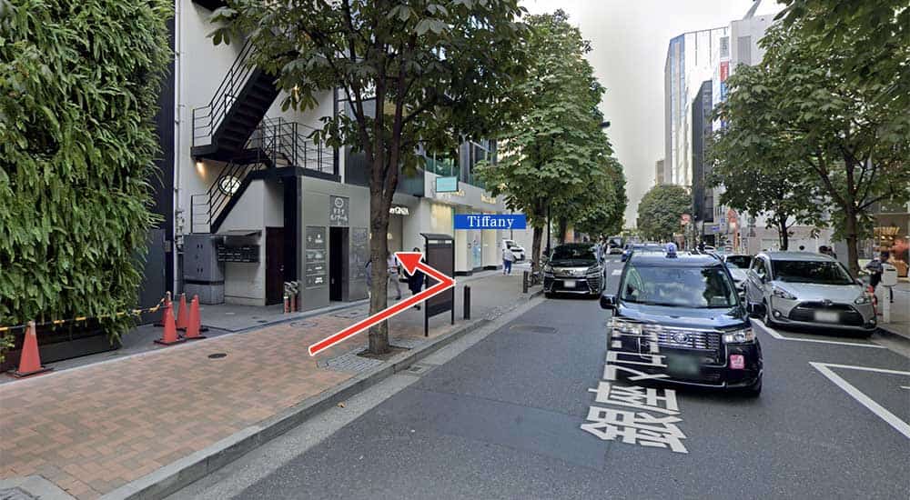 1Fにティファニーのショップがあるビル（クローバービル）前